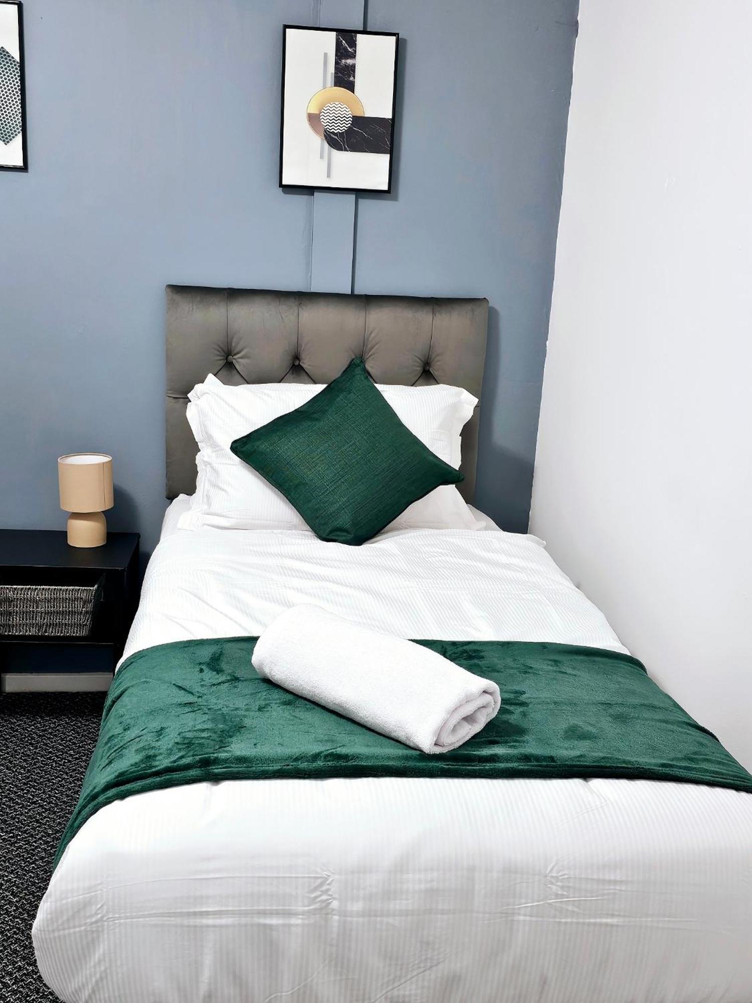 Lushstay Telford - Families, Contractors & Group Of Friends, Long Term Stay 外观 照片